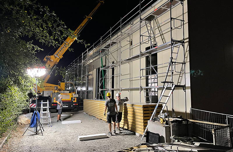 Dachpaneelmontage bei Nacht